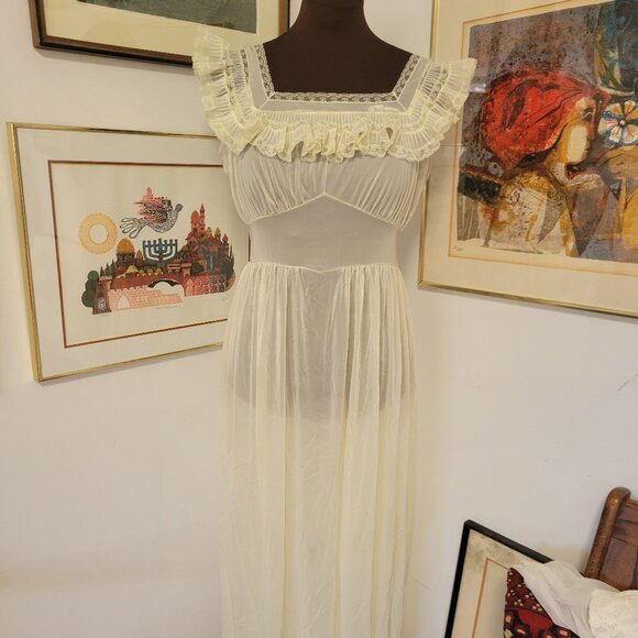 Vintage Pale Yellow lace and Nylon Nightdress - Picture 1 of 4